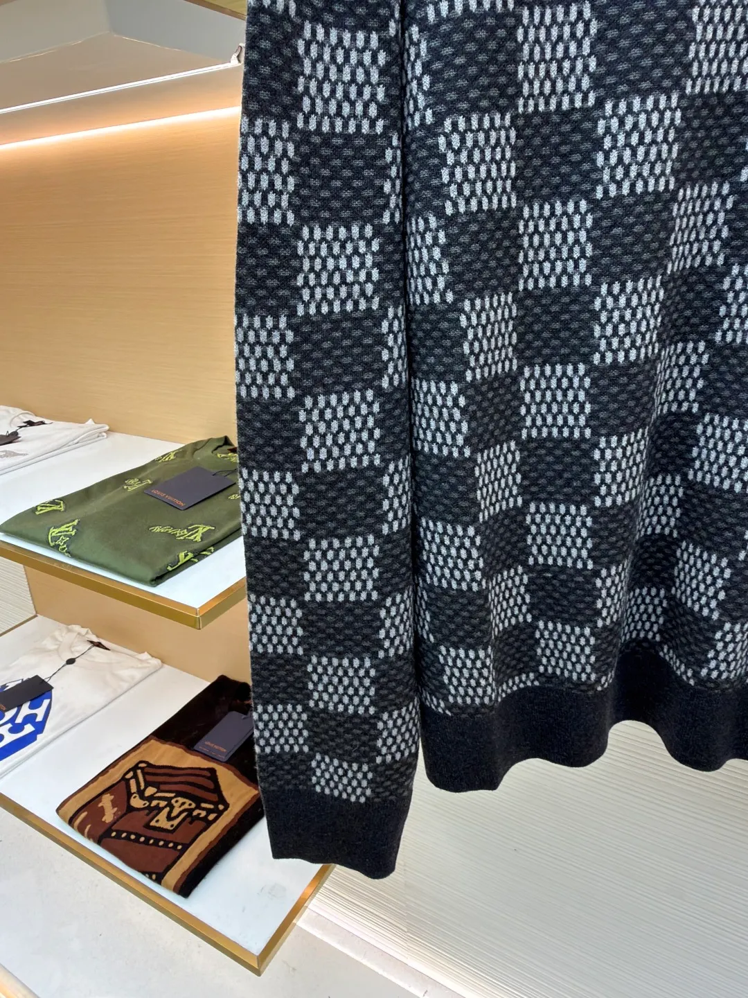 LOUIS VUITTON round neck checkerboard jacquard wool blended sweater ●Authentic product: Purchased and developed for 10800 ●Item number: 1681003-B25 ●Fabric: wool fabric ●Technology: Knitting ●Version: Fitted version ●Weight: about 585 grams ●Size: XS-S-M-L ●Description: 30 wool, 70% acrylic color, fixed dyeing yarn. This style uses [7-needle Juxin machine] to weave the piece. [9 yarn feeders] are required for the front logo hanging area. The whole piece is [moving the needle and twisting the rope]. The intersection of the twisting rope is prone to holes. The color adjustment part of the whole piece [the yarn is wool], and the machine adjustment time is long. The needles added at the bottom of the sleeve clip are all edged, which increases the loom time and sewing time. Because the logo is hung with wool, the brown thread is clamped on the edge and needs to be drawn out. Moreover, due to the characteristics of wool, lint will appear when drawing out the thread. It is necessary to manually remove the stray hair bit by bit, which is very time-consuming. The overall wiring is straight and delicate, the fabric is comfortable and soft, and the color is consistent without color difference. It can be matched with the same style to create a fashionable look and control various occasions. Customized accessories, complete with three standards, same style for men and women!